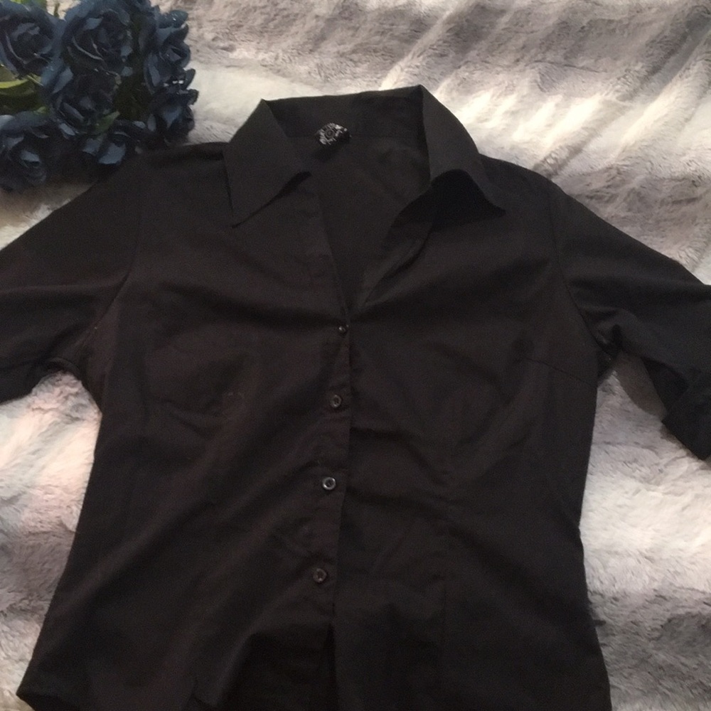 Women’s black sleeve shirt